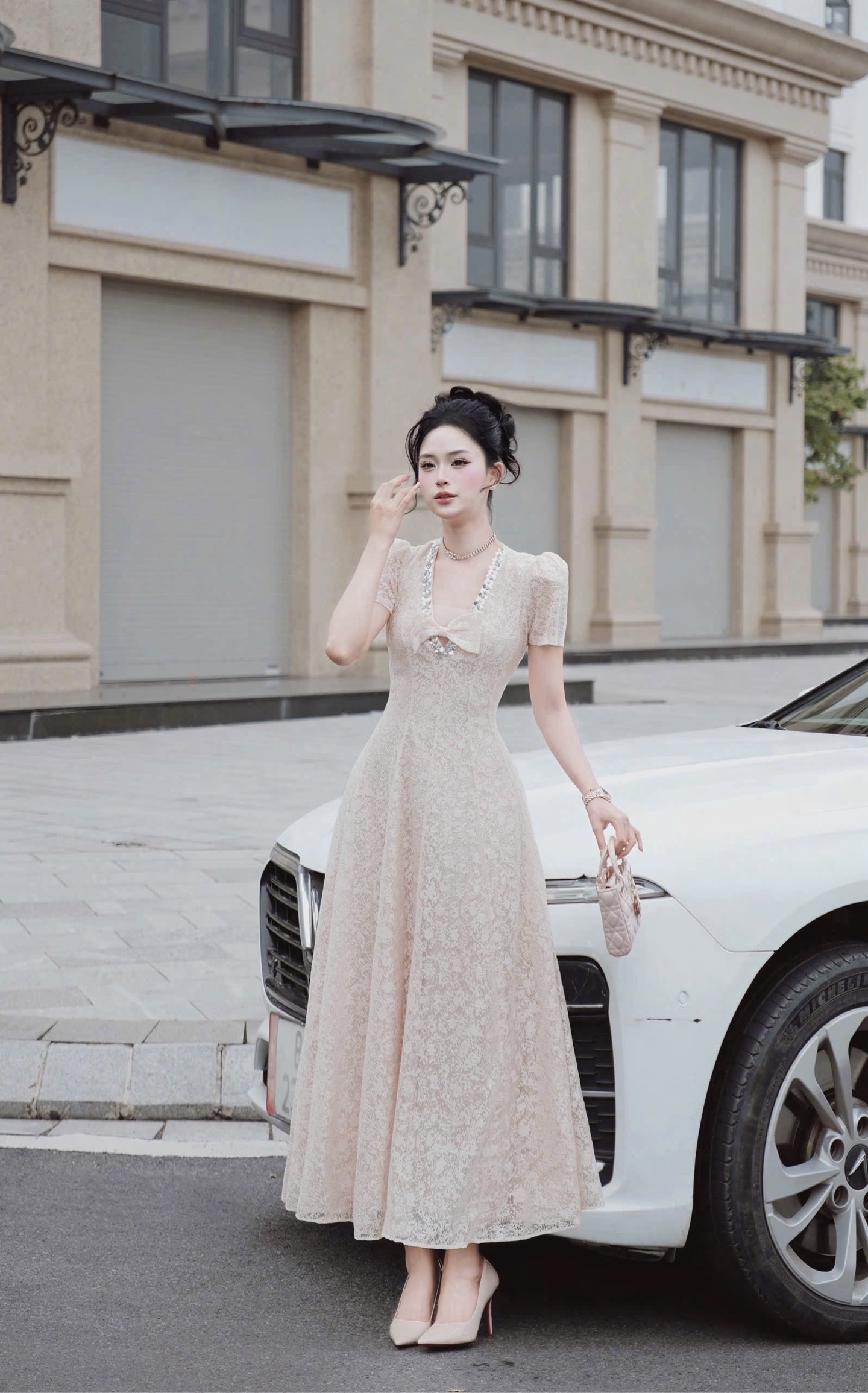 Đầm thiết kế cổ V đính đá ren cao cấp