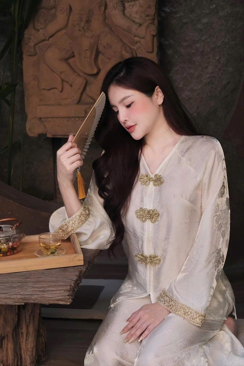 Đồ lam gấm ánh kim nút cài vàng tay áo kim sa