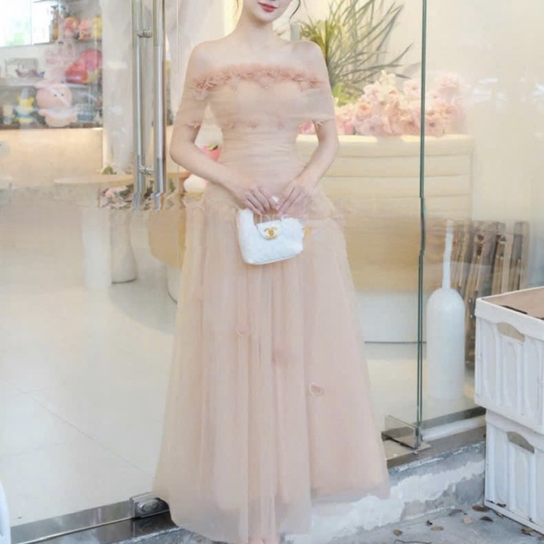 Đầm trễ vai nâu bồng dính hoa dáng dài công chúa