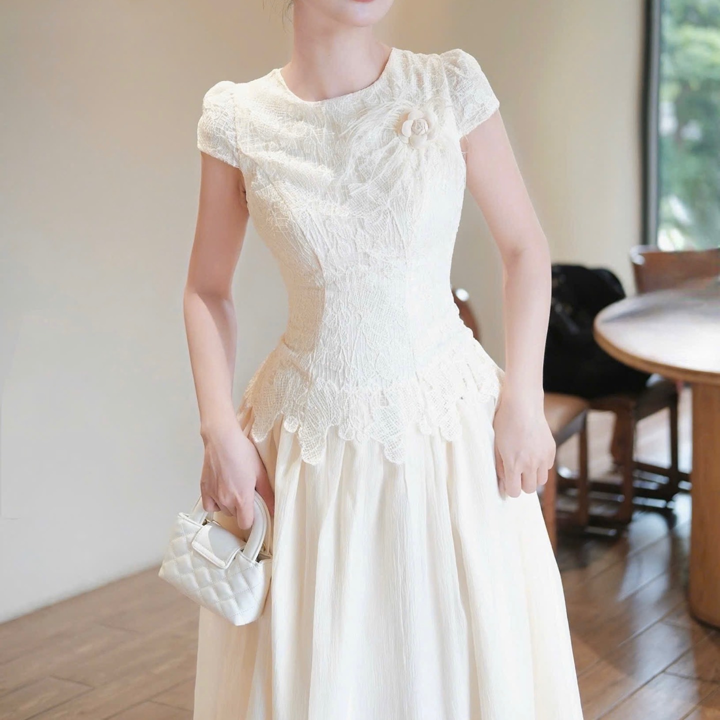 Đầm thiết kế chất ren cổ tròn phối chân tơ tặng hoa 3 màu đen kem trắng