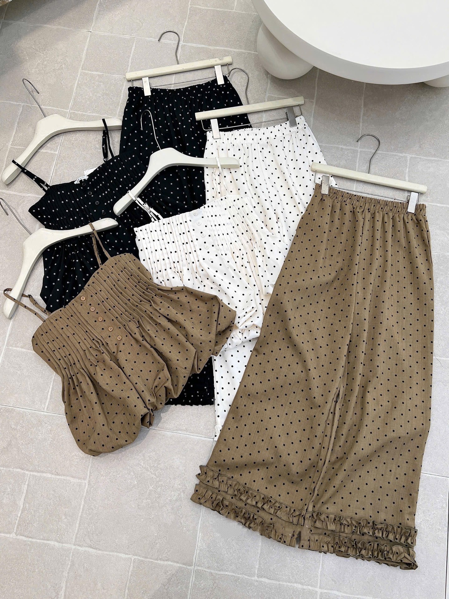 Set bộ quần suông áo 2 dây chấm bi