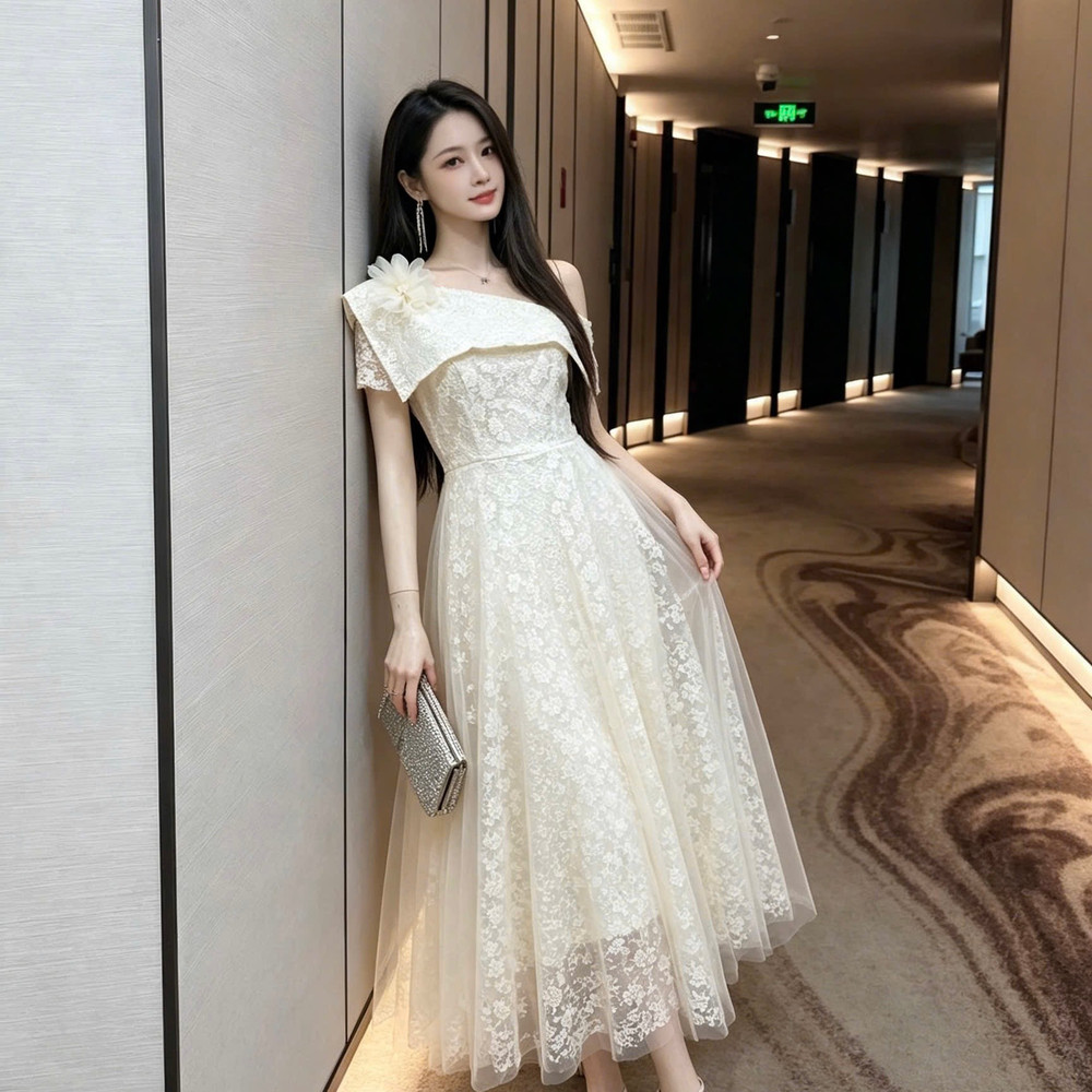Đầm thiết kế lệch vai ren hoa dáng dài