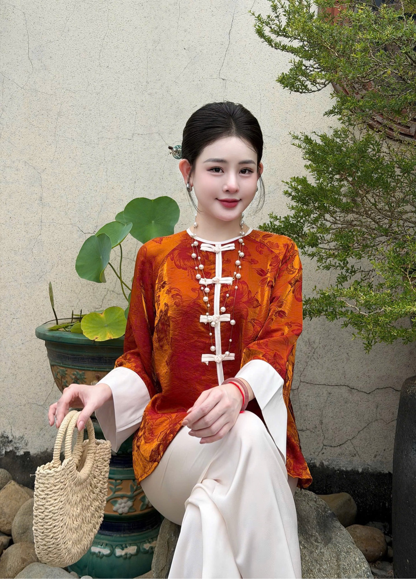 Lam tằm ánh cổ tròn tay loe