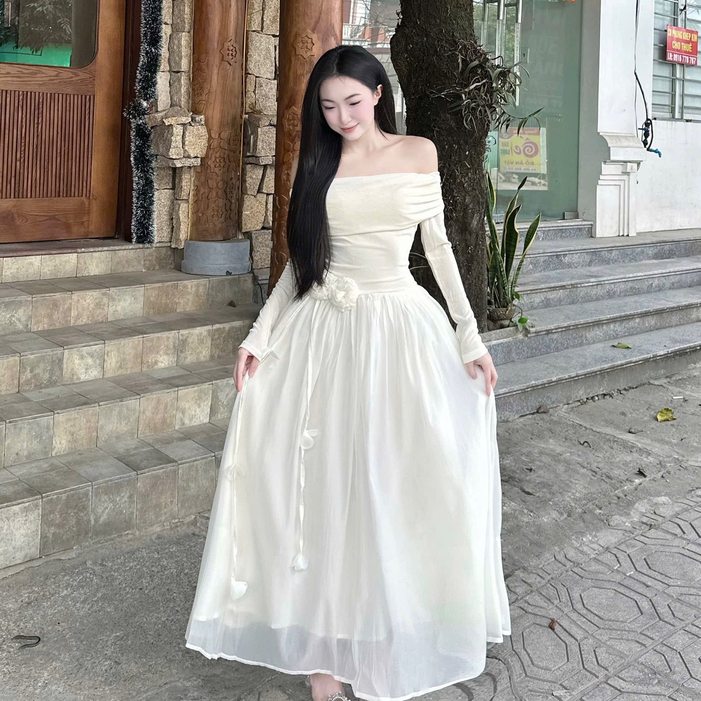 Đầm thiết kế dáng dài trễ vai phối hoa