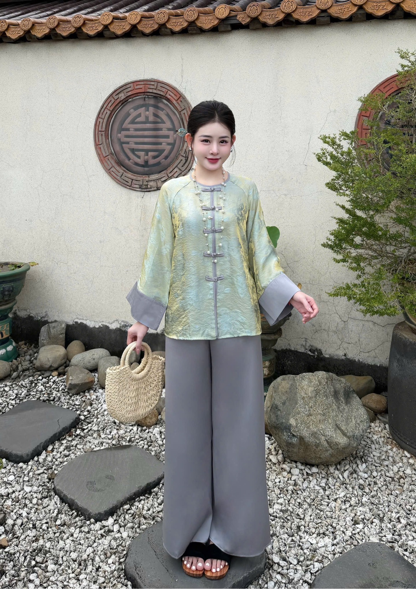 Lam tằm ánh cổ tròn tay loe