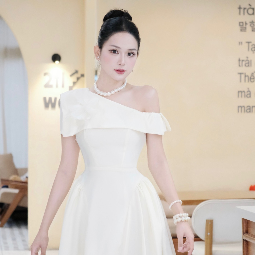 Đầm thiết kế chéo vai trễ vai dáng xoè dài đi tiệc đen trắng