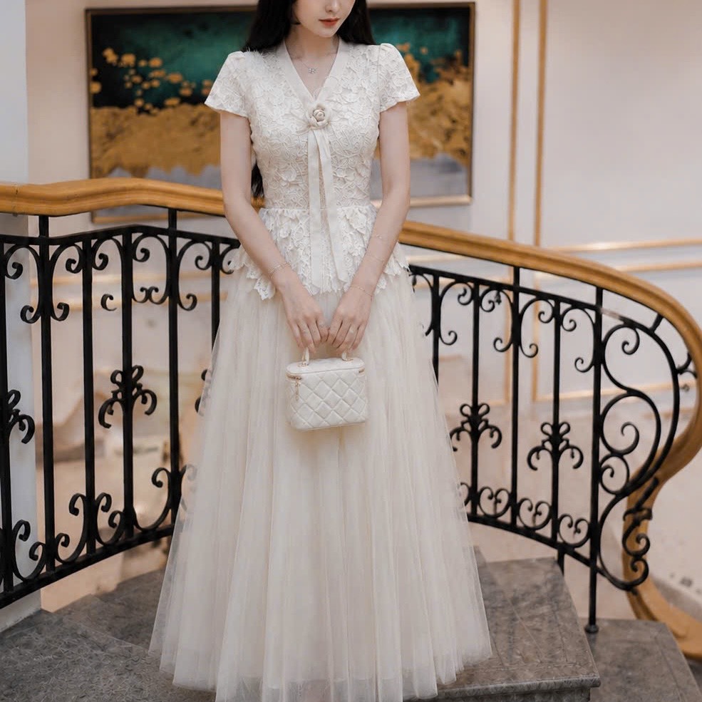 Đầm thiết kế ren hoa ngực cổ V tùng xoè