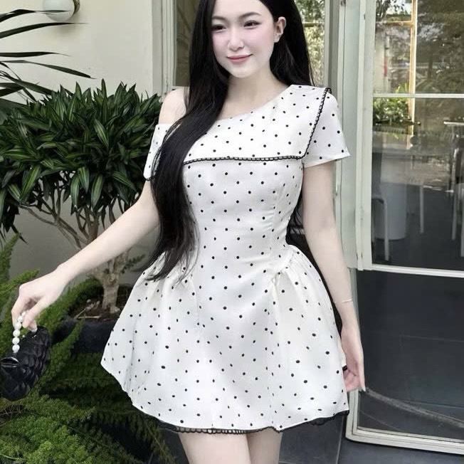 Đầm thiết kế lệch vai chấm bi