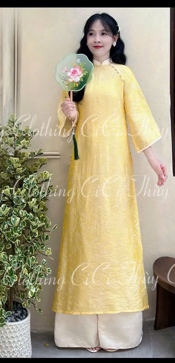 Áo dài gấm nhủ nút bọc cổ tay né viền