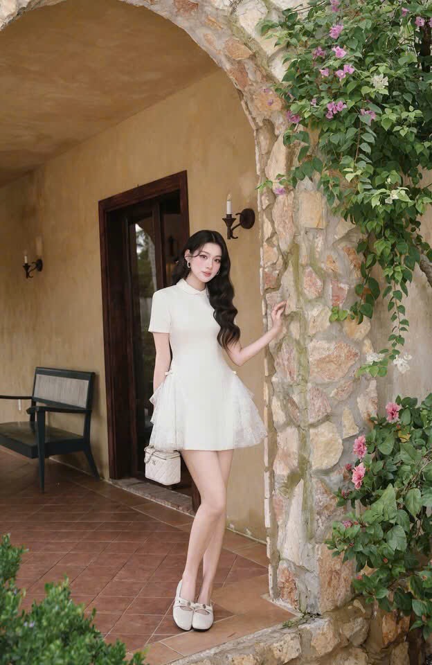 Đầm thiết kế cổ sen phối ren 2 bên eo