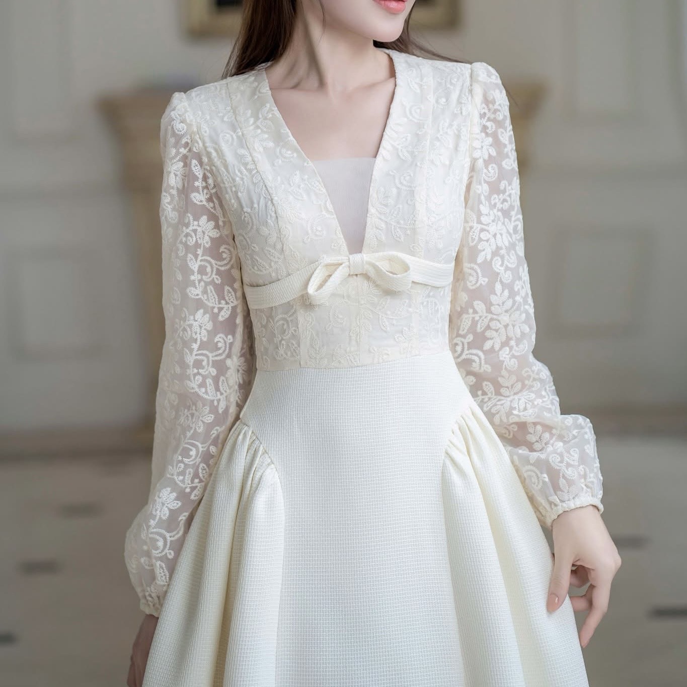 Đầm thiết kế cổ V ren tay dài dáng dài cao cấp