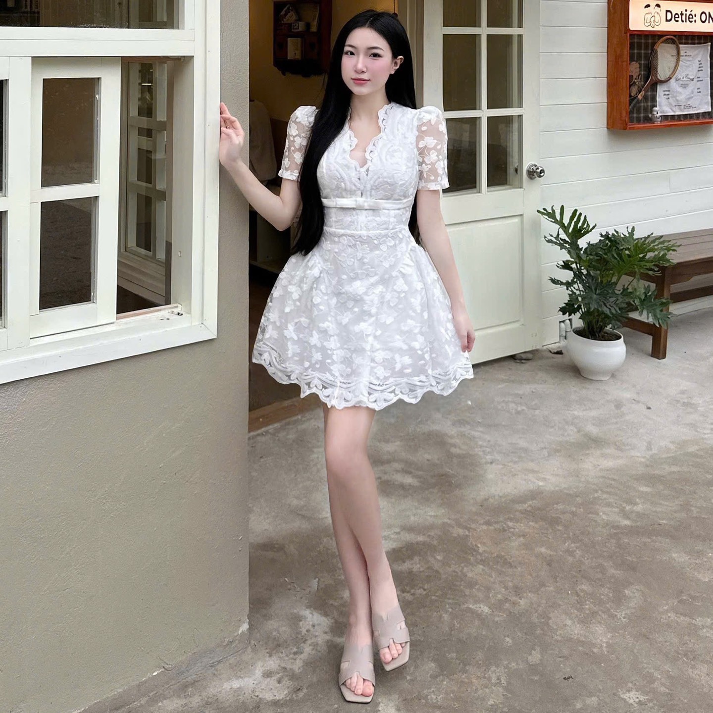 Đầm thiết kế ren cổ chữ V đính nơ trước ngực
