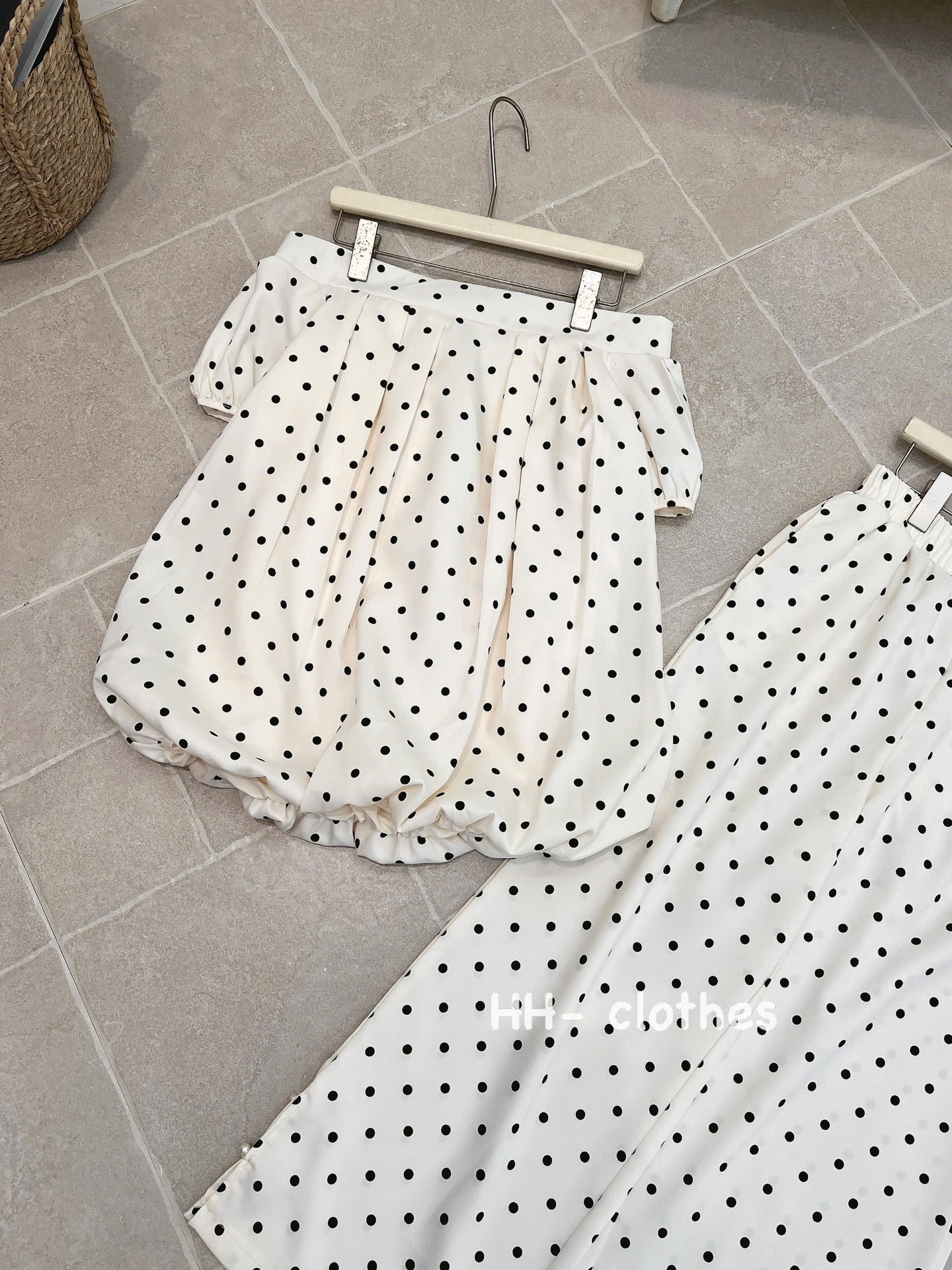 Set áo trễ vai kèm quần chấm bi