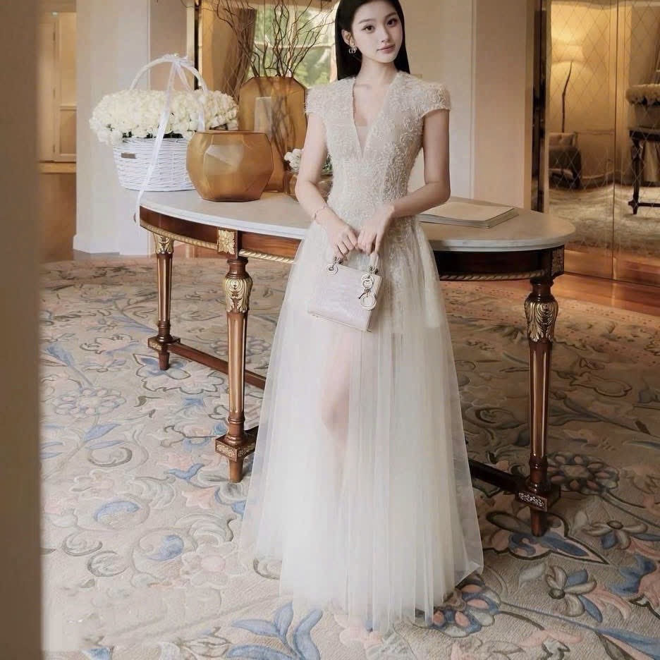 Đầm thiết kế ren lông voan cổ V dáng dài