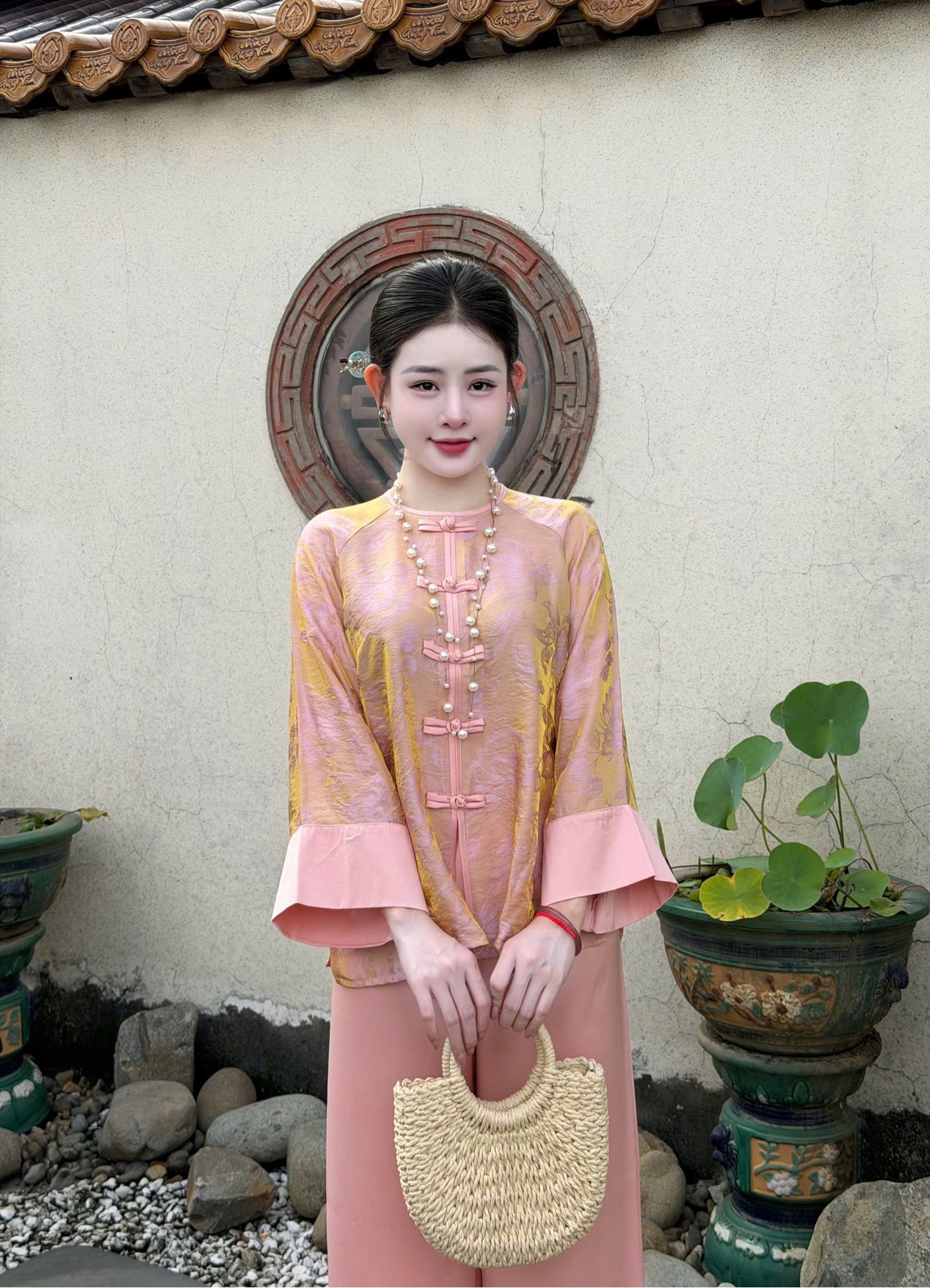 Lam tằm ánh cổ tròn tay loe