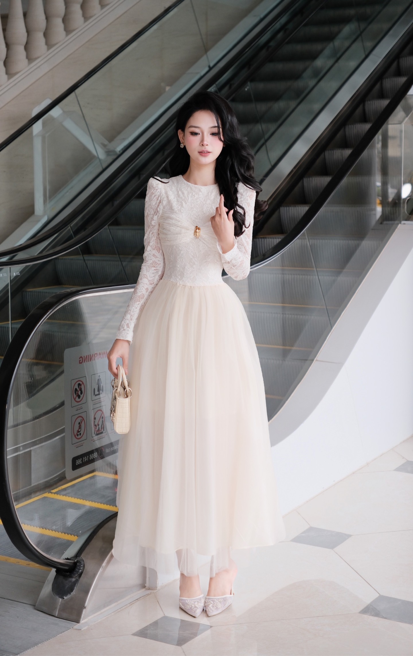 Đầm cổ tròn nơ ngực vòng vàng ren phối voan