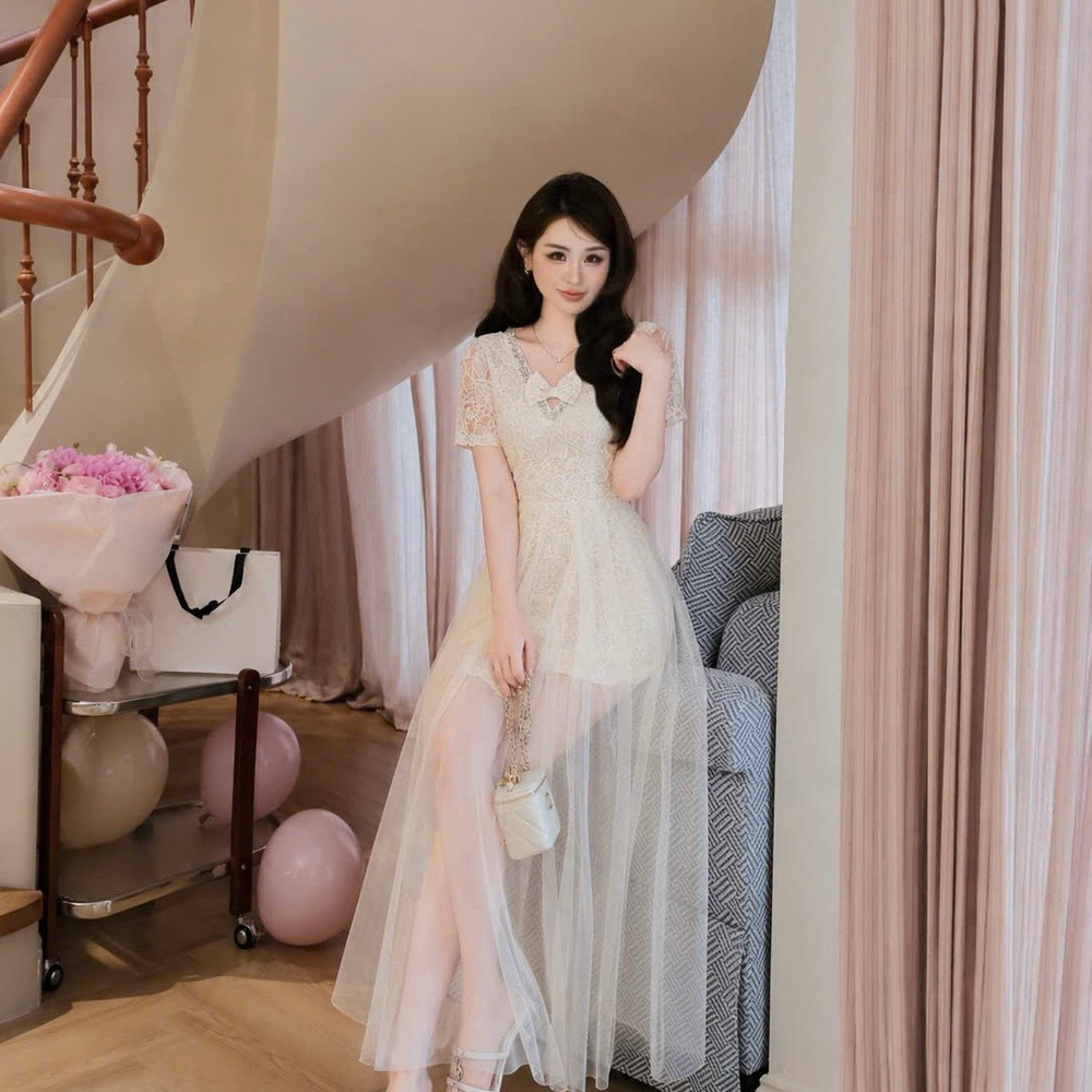 Đầm thiết kế cổ V đính đá cổ nơ ngực