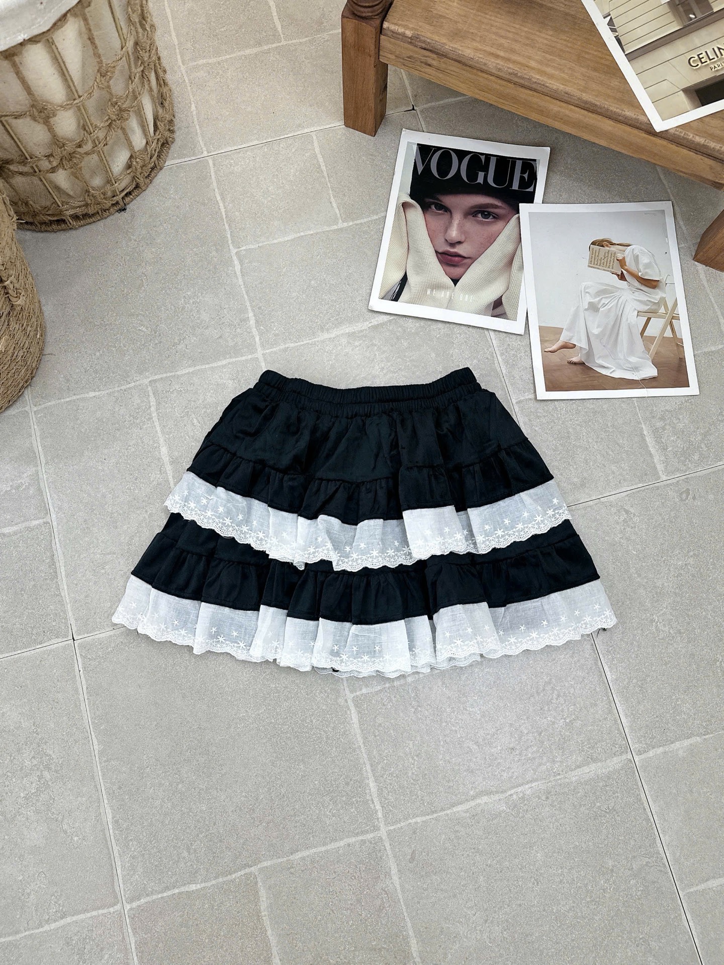 Chân váy ngắn nhung tầng ren trắng