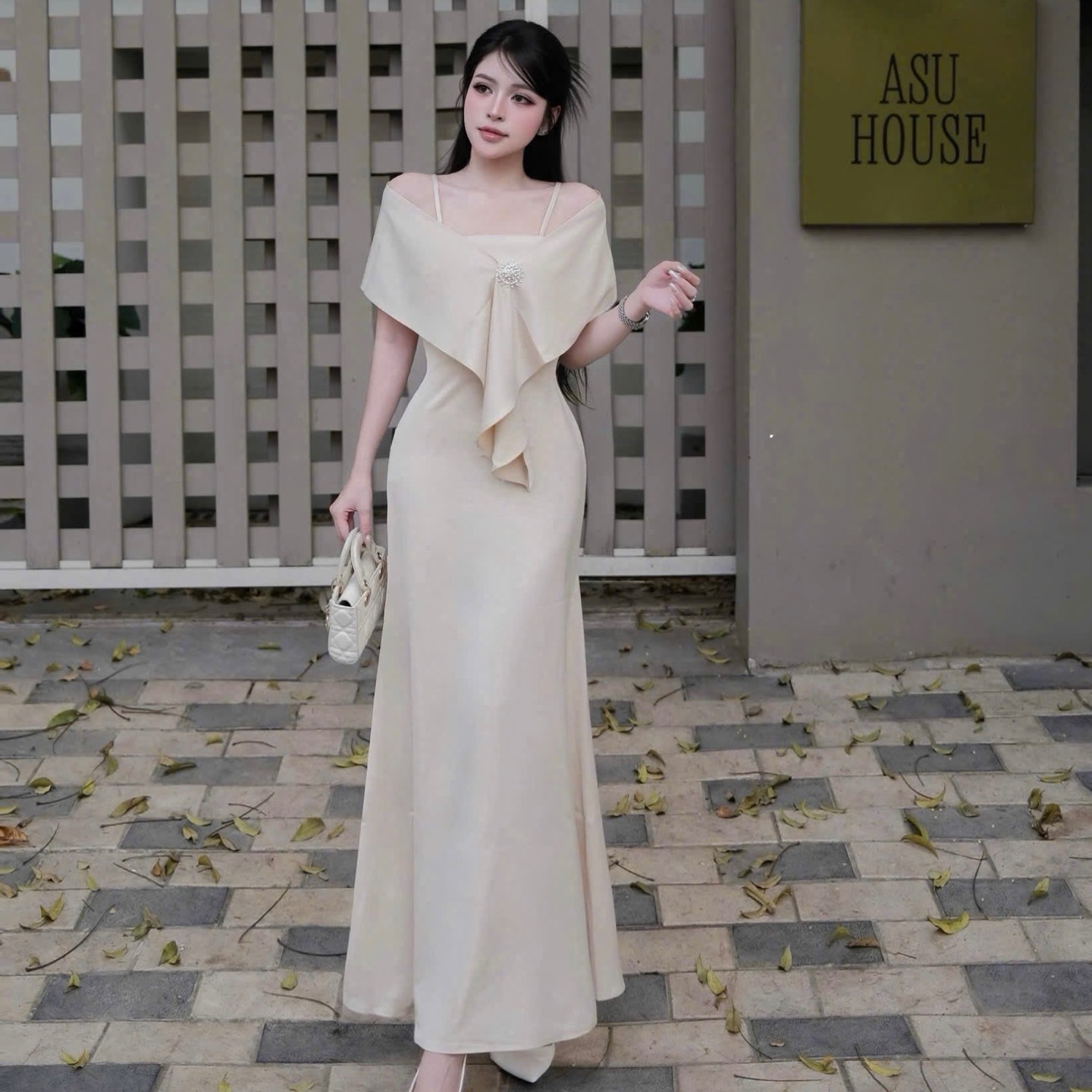 Đầm thiết kế lụa khoăn choàng đính đá