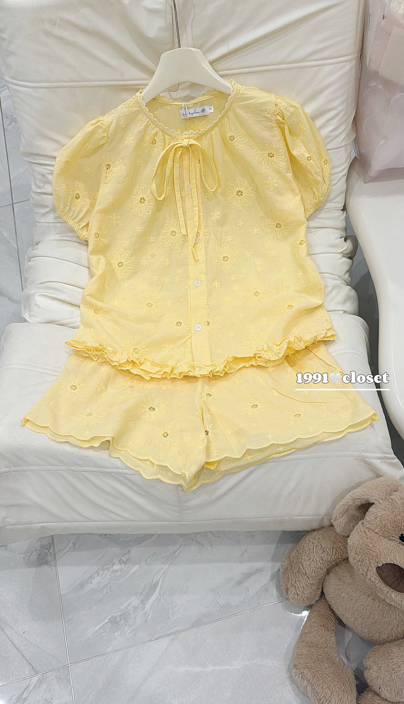 Set áo babydoll cổ bèo vải thêu hoa thắt nơ quần ngắn