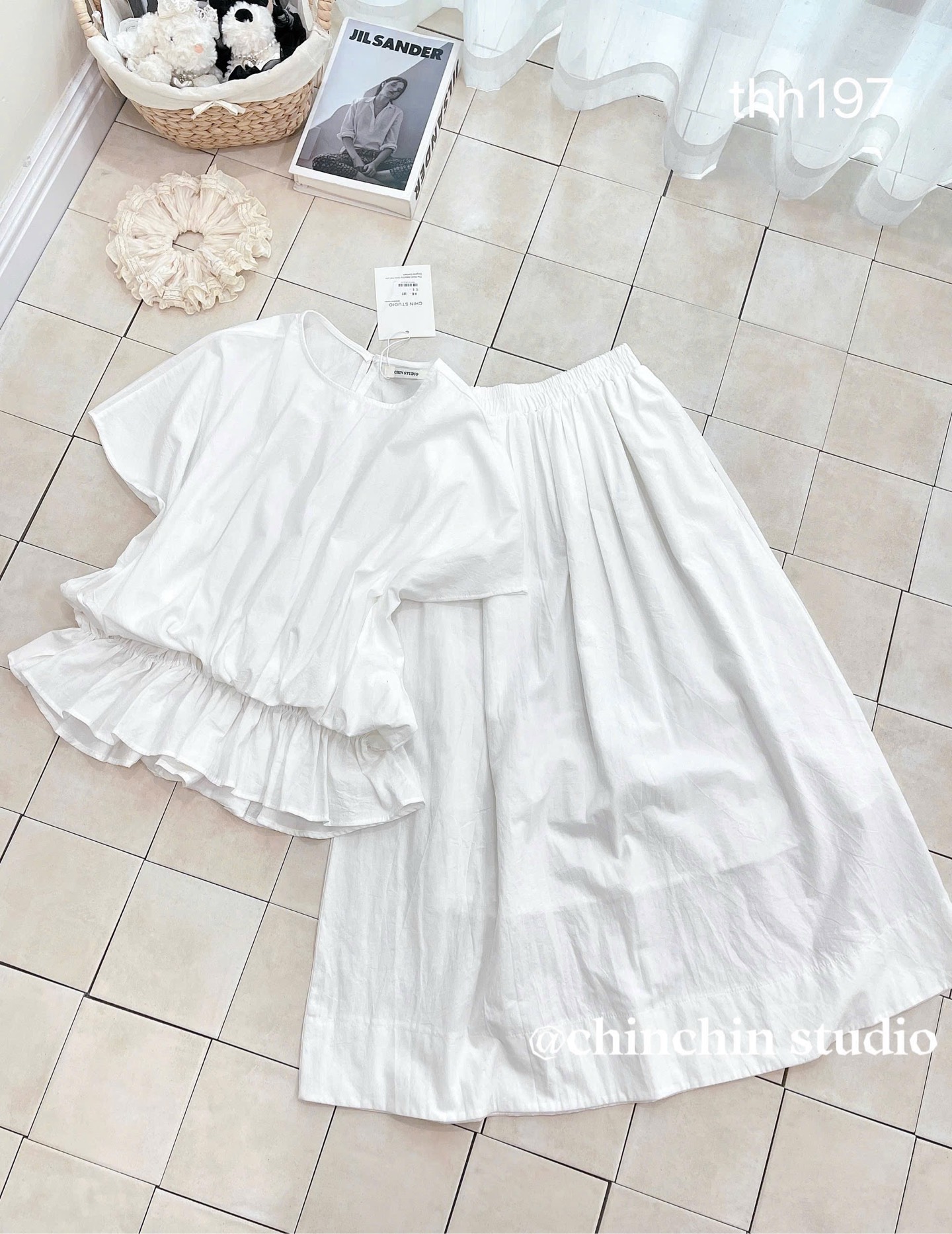 Set áo cổ tròn nhúng bèo chân váy phồng dài
