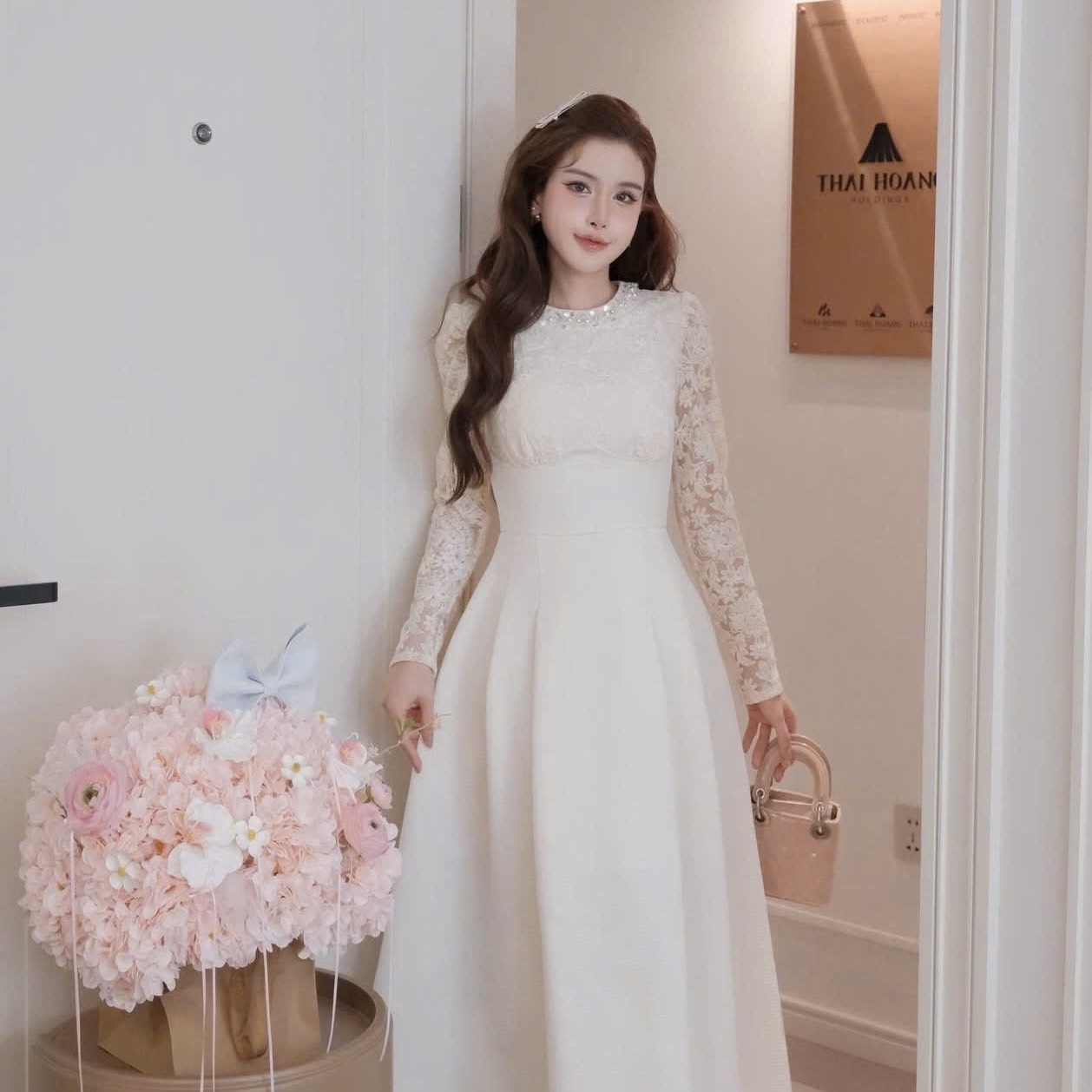 Đầm dạ phối ren cổ tròn viền ngọc tay dài cao cấp