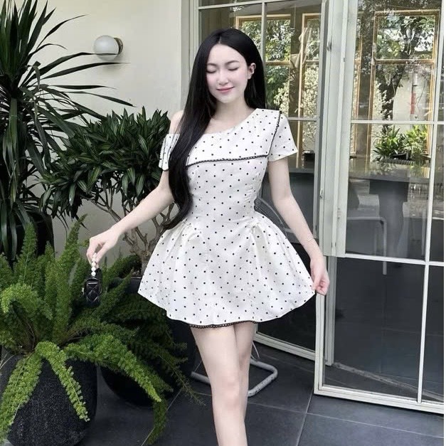 Đầm thiết kế lệch vai chấm bi