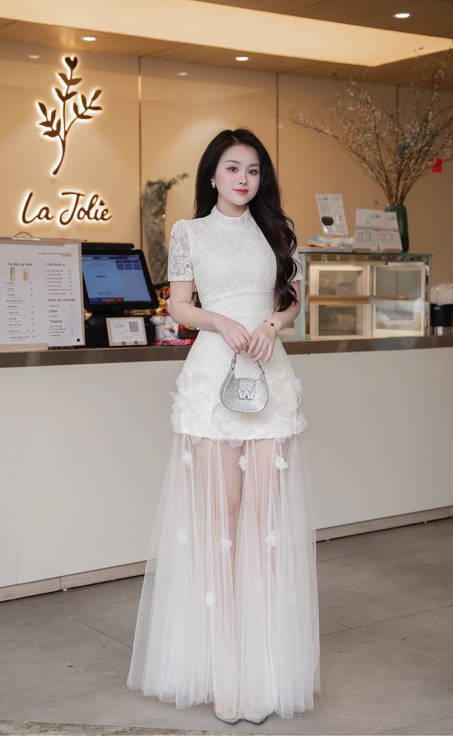 Đầm thiết kế cổ tròn kèm voan mỏng
