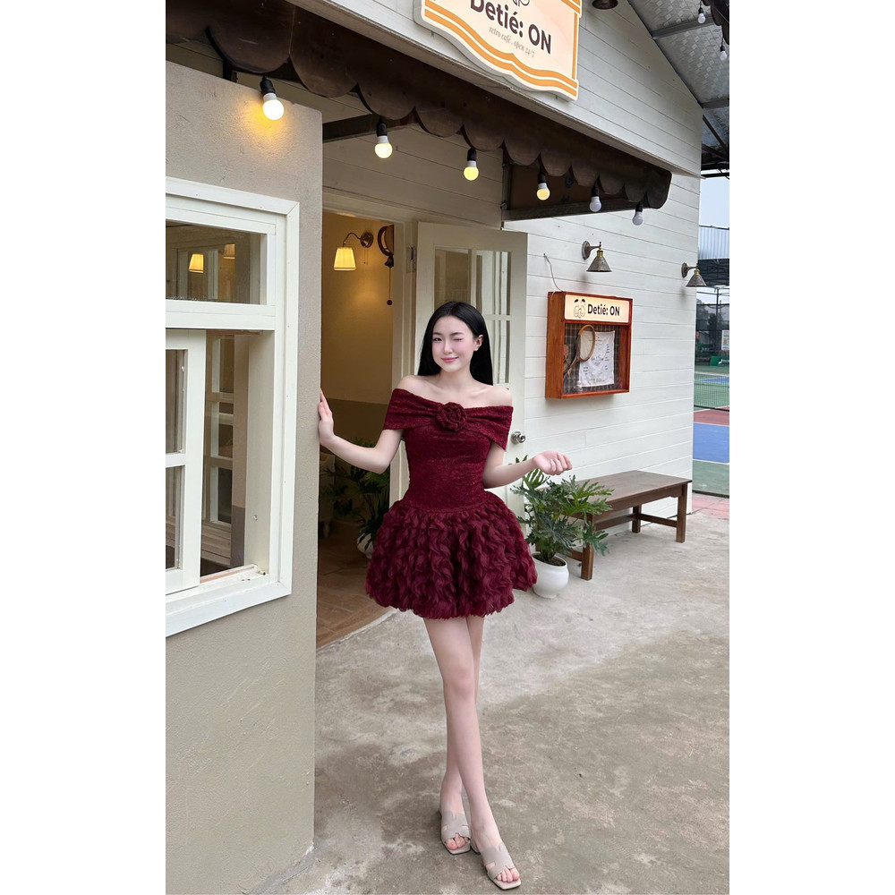 Đầm thiết kế trễ vai ren nơ hoa tùng gợi sóng