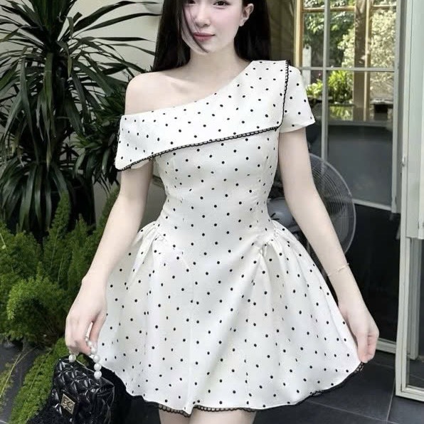 Đầm thiết kế lệch vai chấm bi
