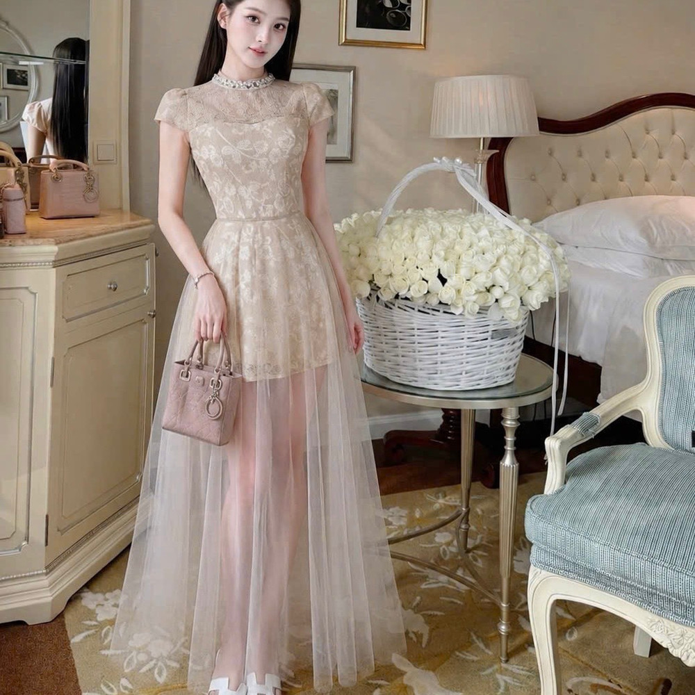 Đầm thiết kế cổ tròn đính đá phối voan xoè