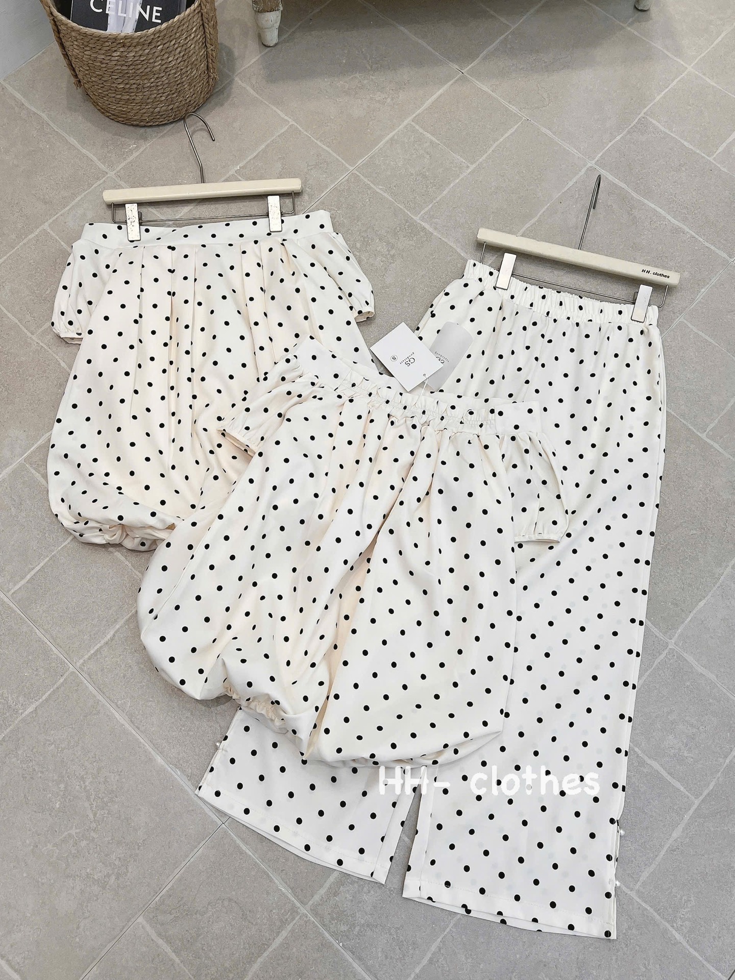 Set áo trễ vai kèm quần chấm bi