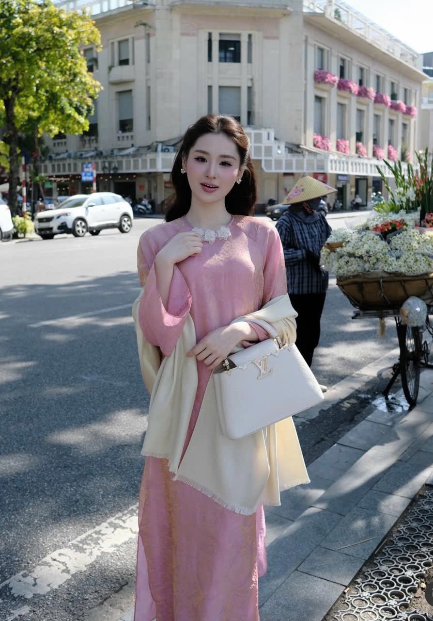 Áo dài gấm cổ tròn 3 bông
