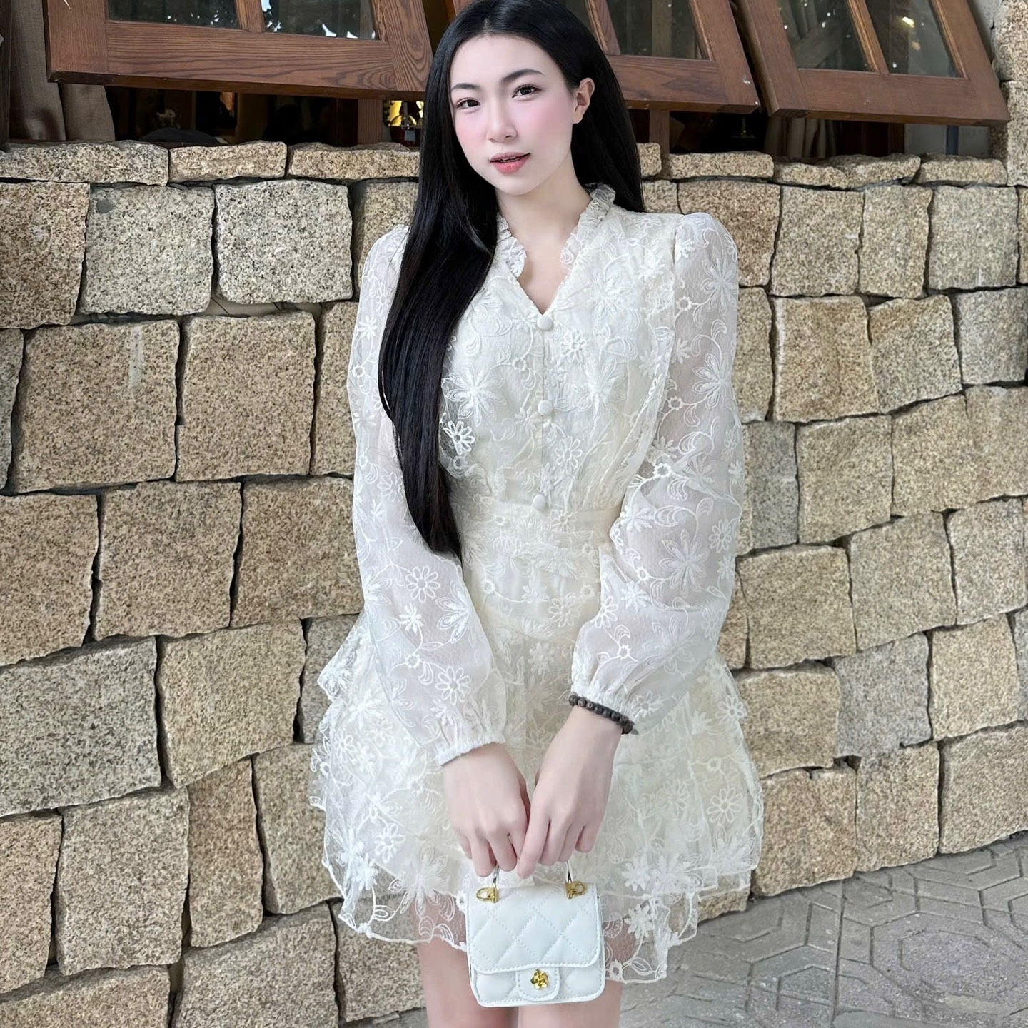 Đầm thiết kế dáng ngắn cổ tim phối ren hoa