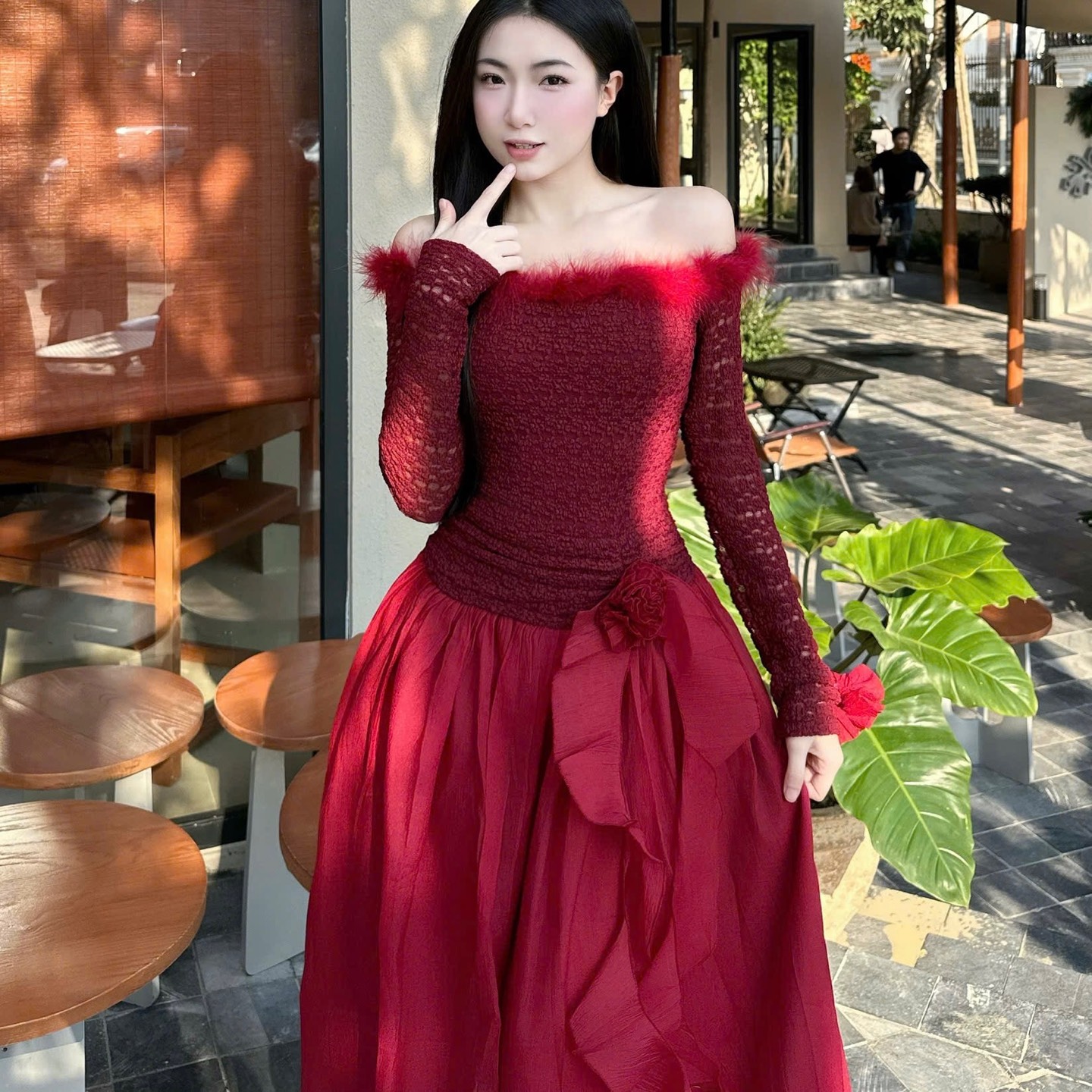 Đầm thiết kế trễ vai ren phối voan viền lông