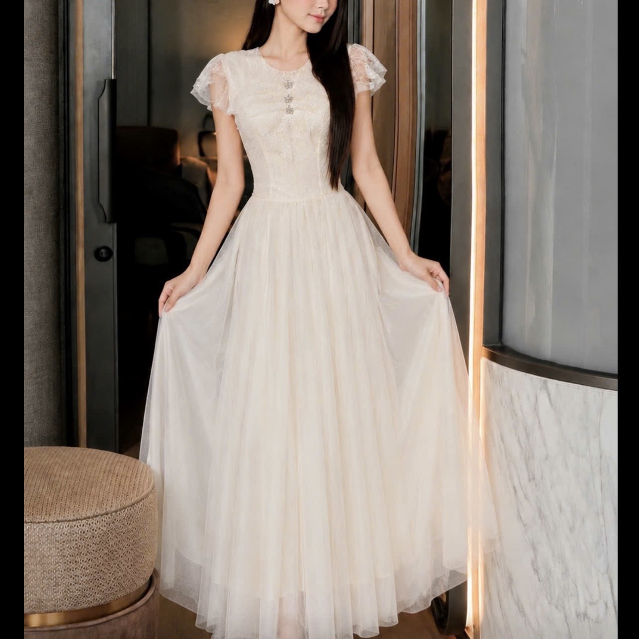 Đầm thiết kế ren tay phồng hoa nổi tùng xoè