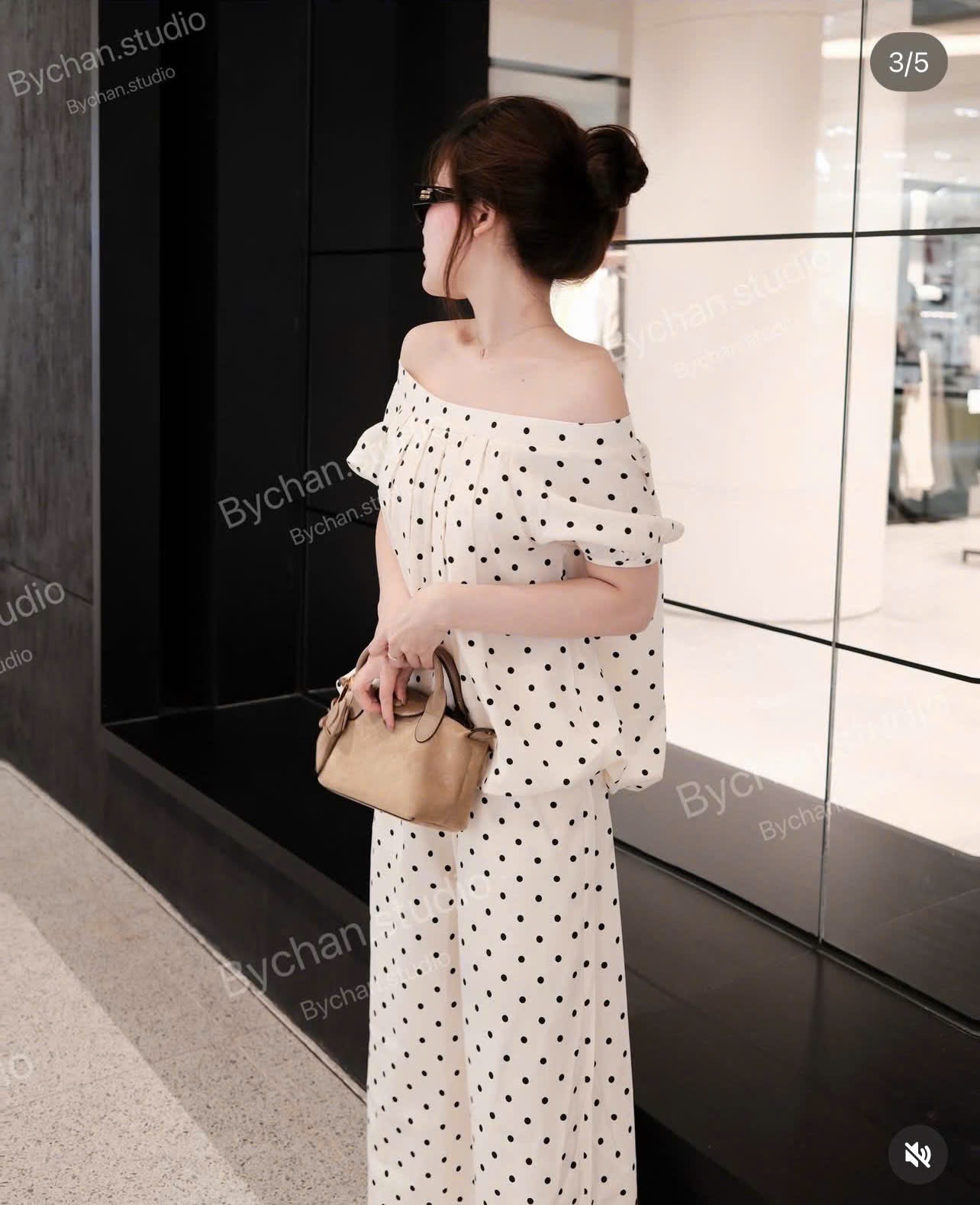 Set áo trễ vai kèm quần chấm bi