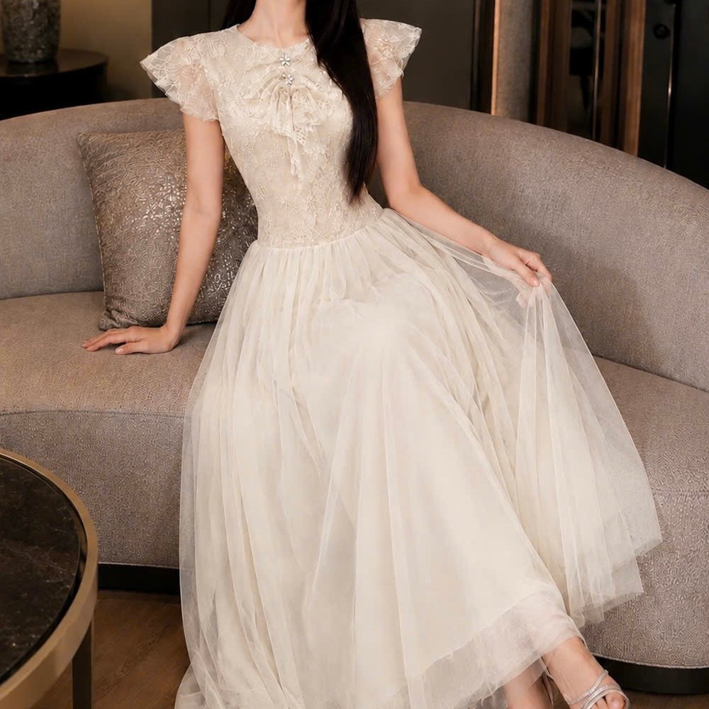 Đầm thiết kế ren tay phồng hoa nổi tùng xoè