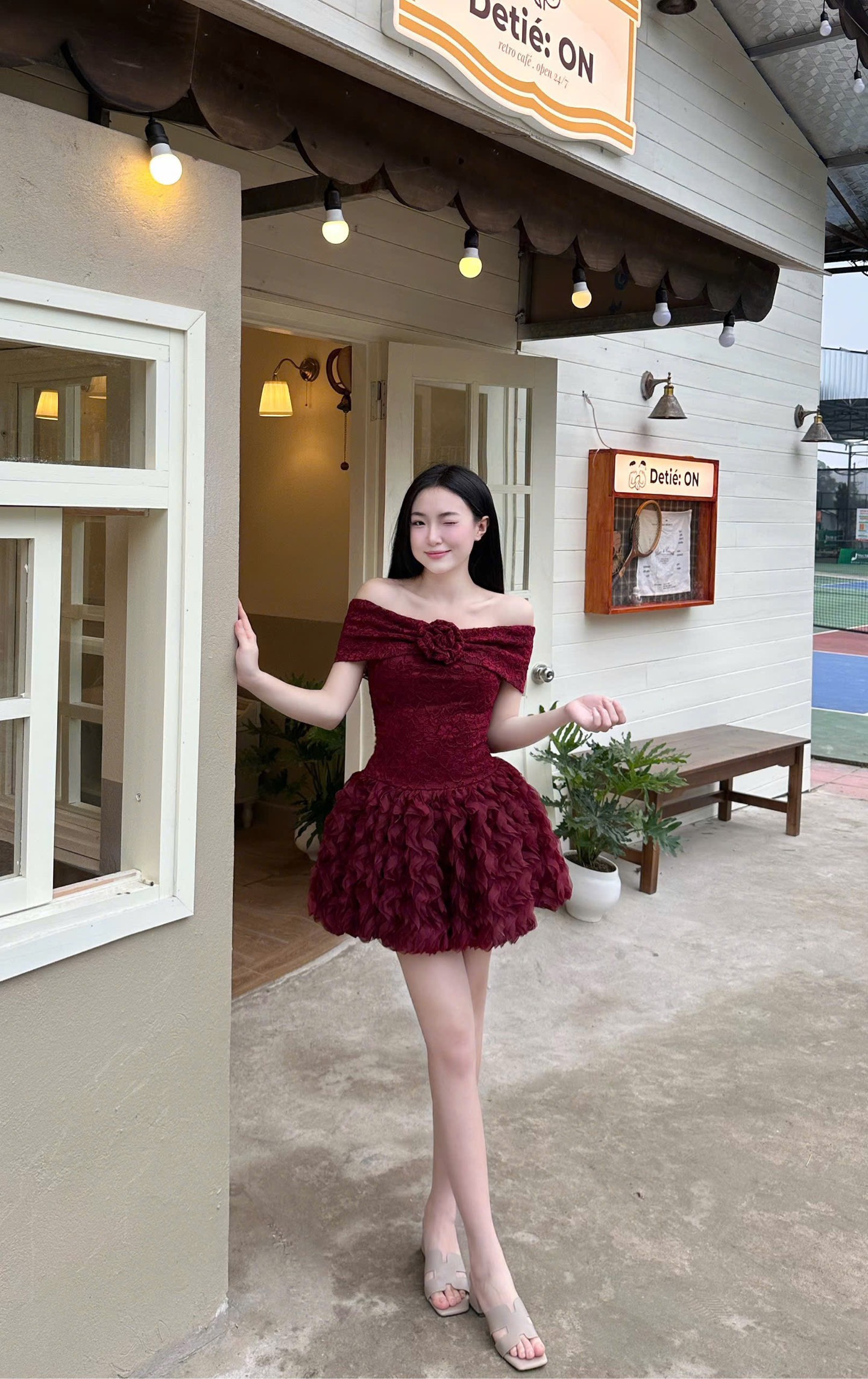 Đầm thiết kế trễ vai ren nơ hoa tùng gợi sóng