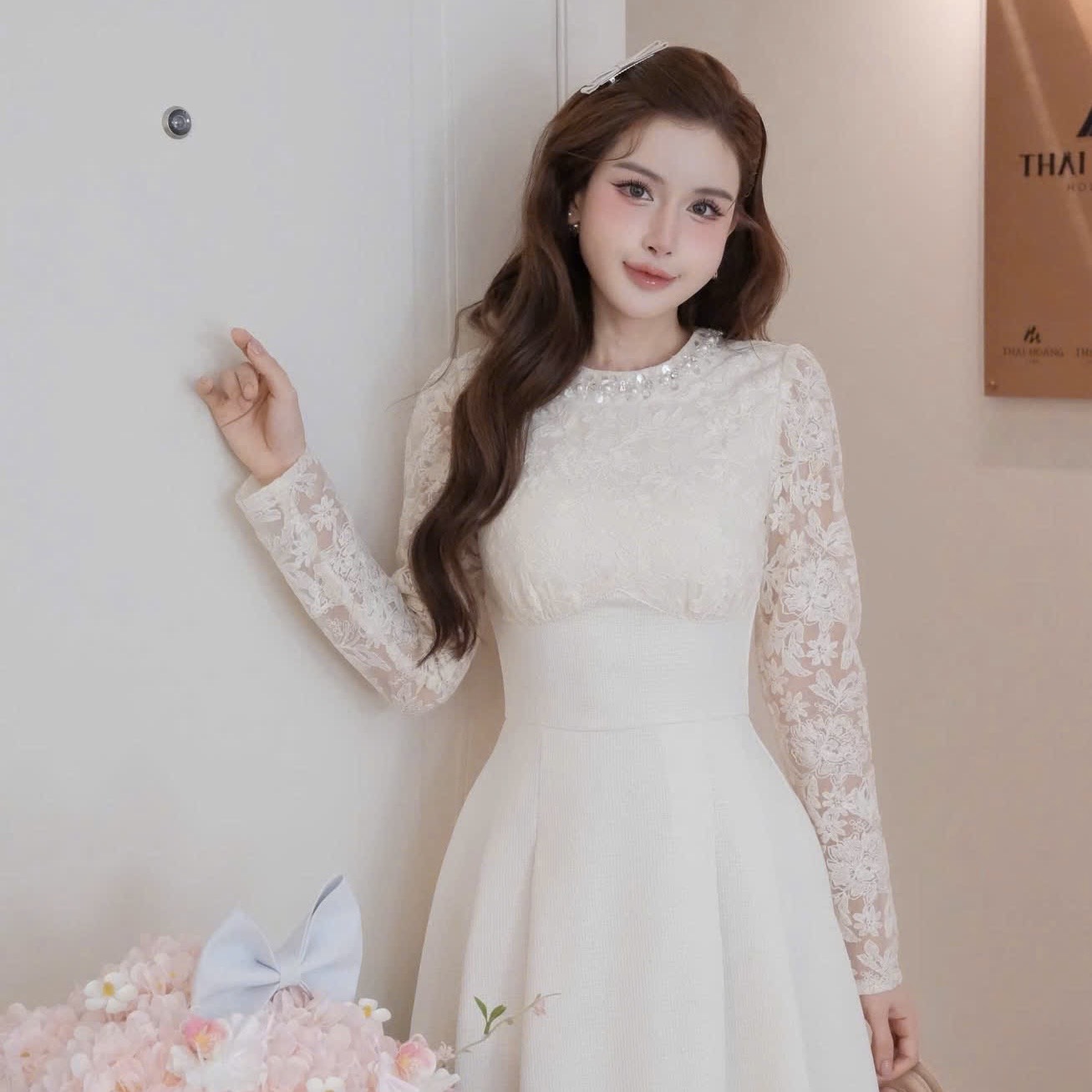 Đầm dạ phối ren cổ tròn viền ngọc tay dài cao cấp