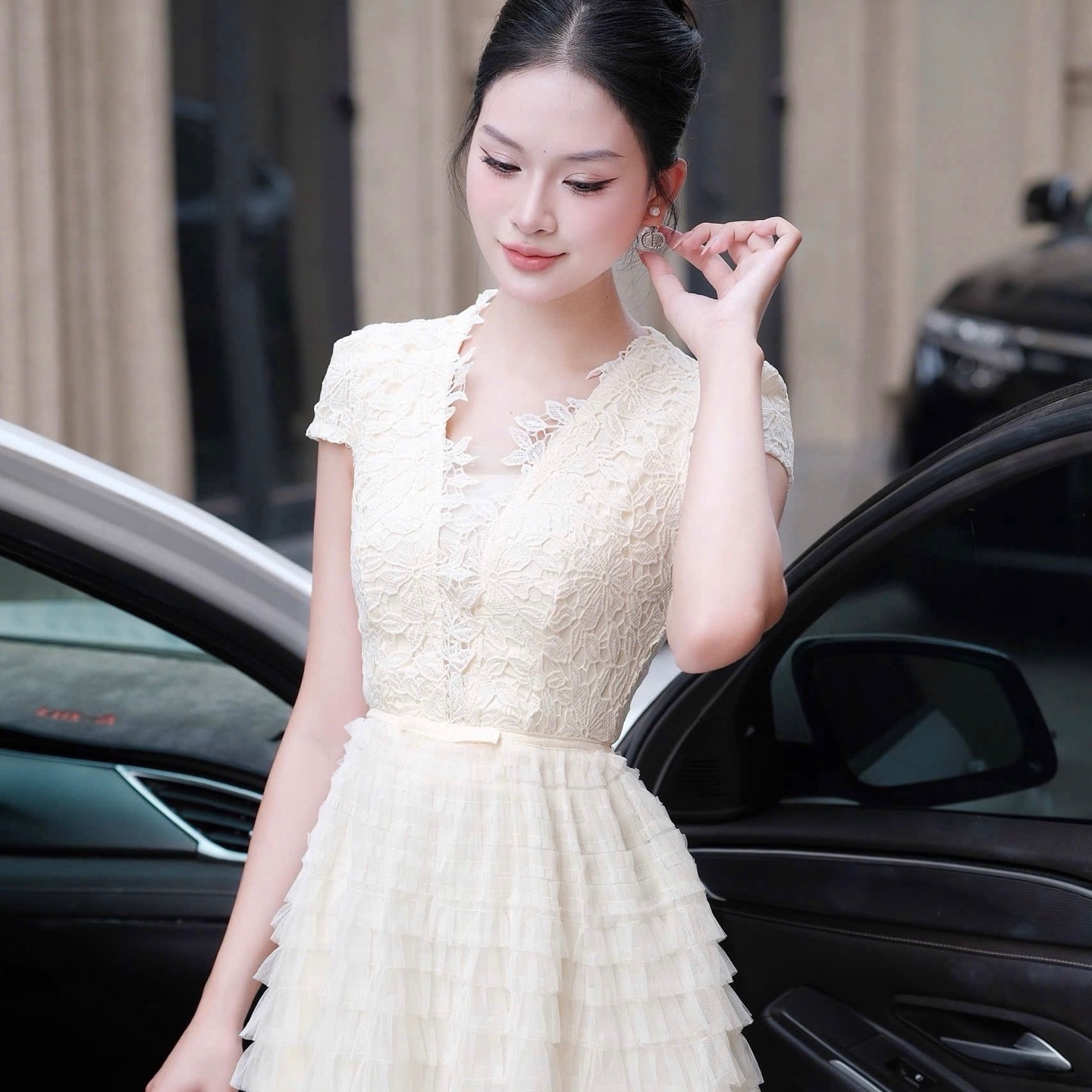 Đầm thiết kế dài cổ V váy ren tầng thắt eo nơ