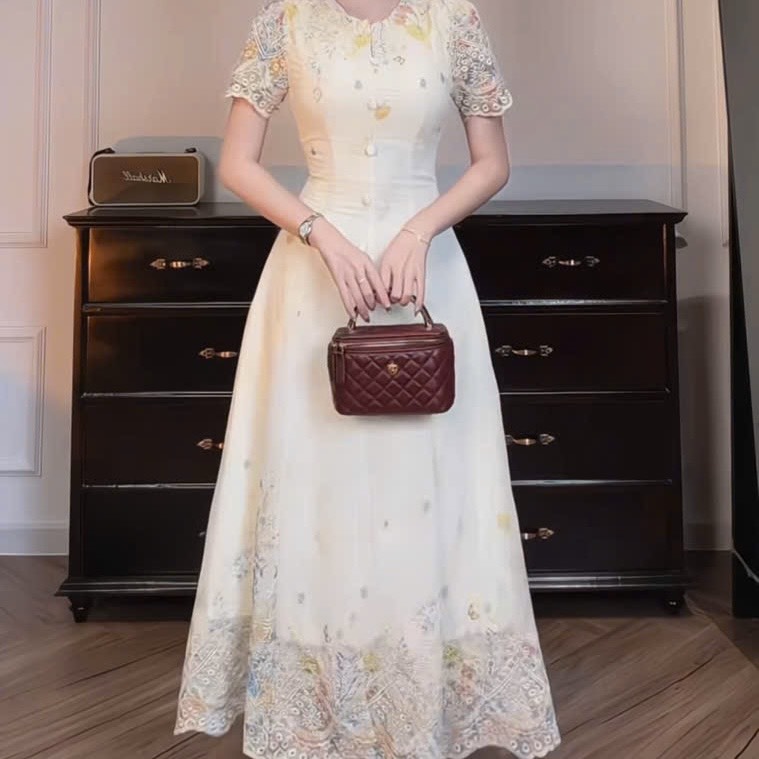 Đầm cổ tròn hoa thêu dáng dài