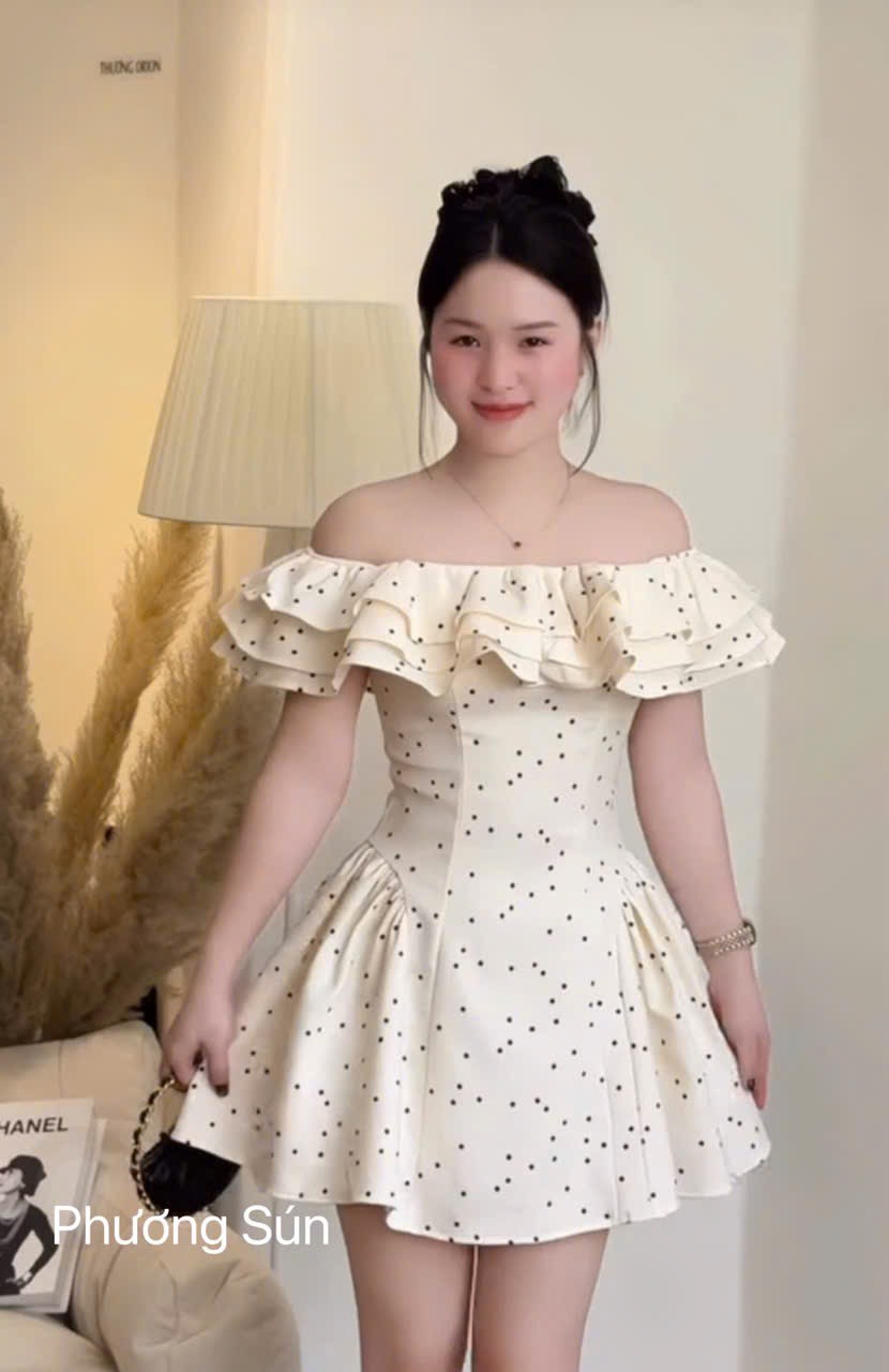 Đầm trễ vai bèo ngắn xoè ôm eo