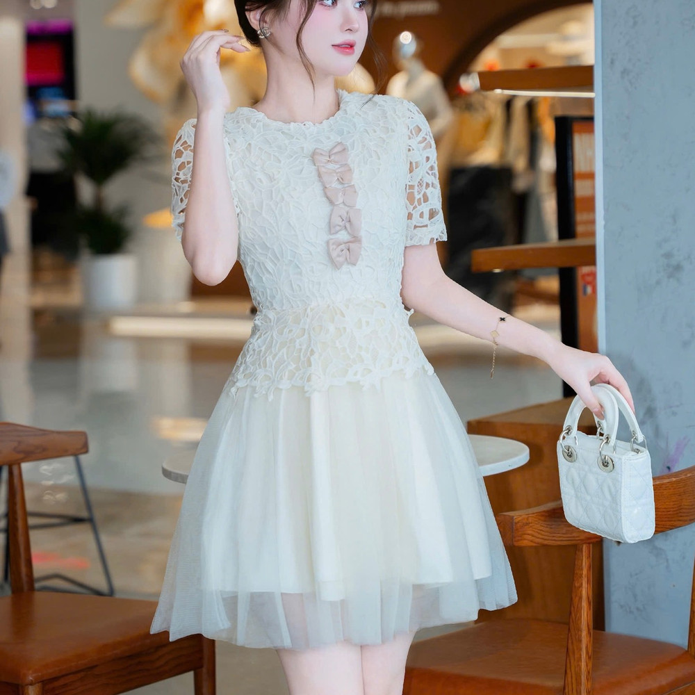Đầm thiết kế cổ tròn ren 5 nơ ngực