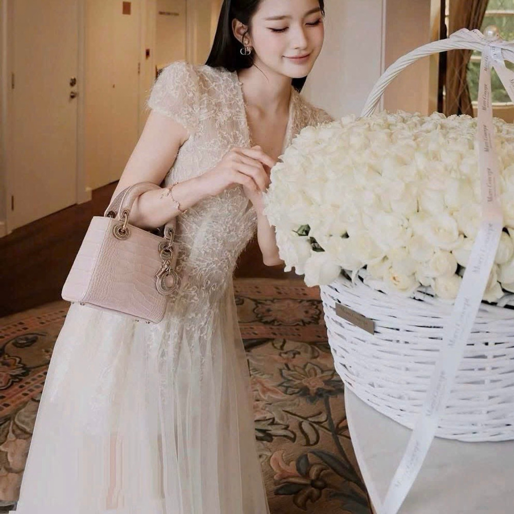Đầm thiết kế ren lông voan cổ V dáng dài