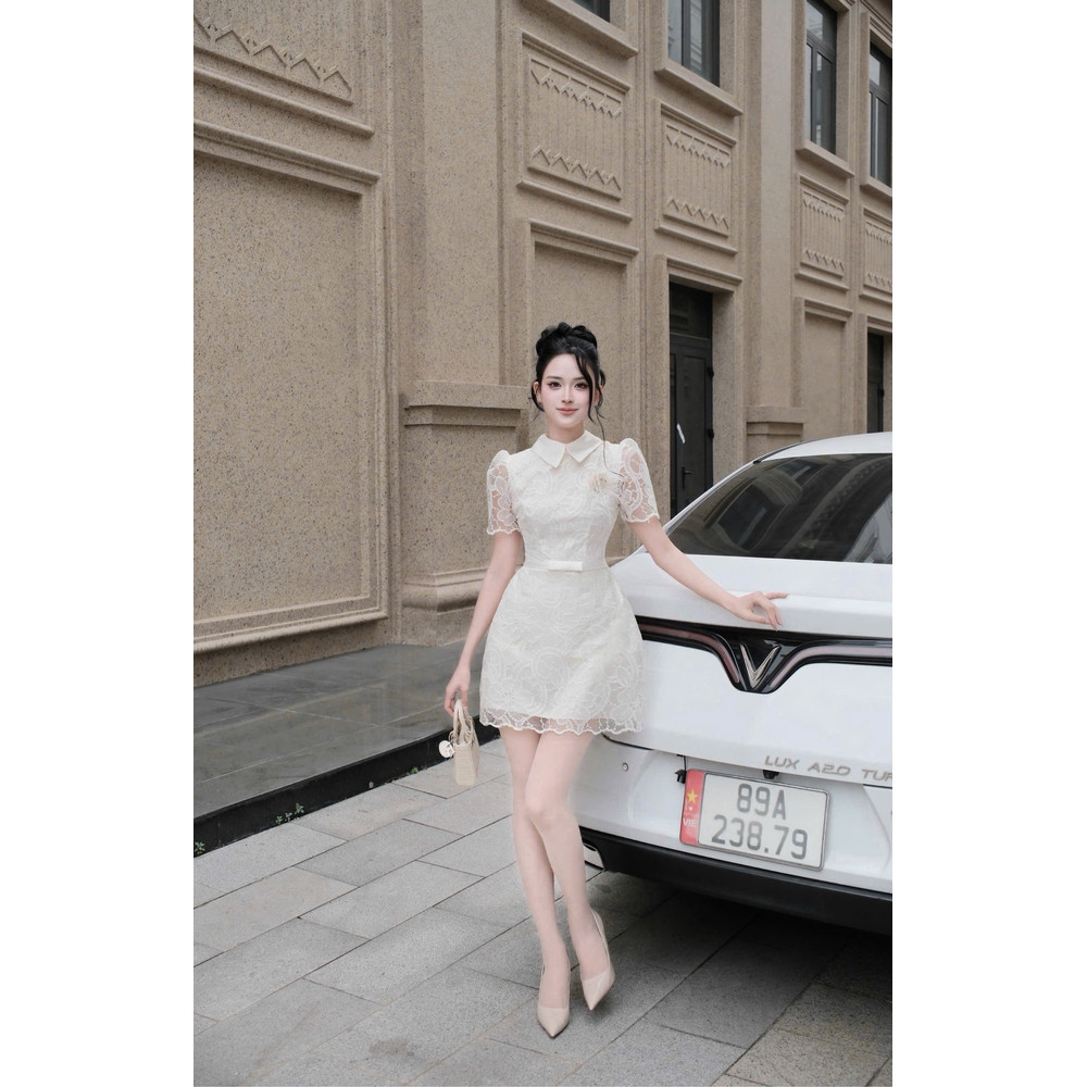 Đầm thiết kế ngắn cổ tròn cao ren nơ đen dọc tay ngắn