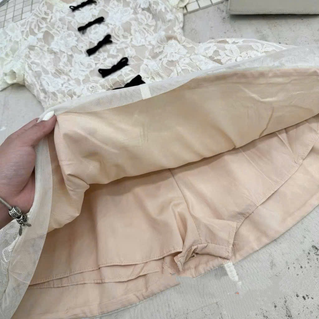 Đầm thiết kế thêu ren nơ dọc