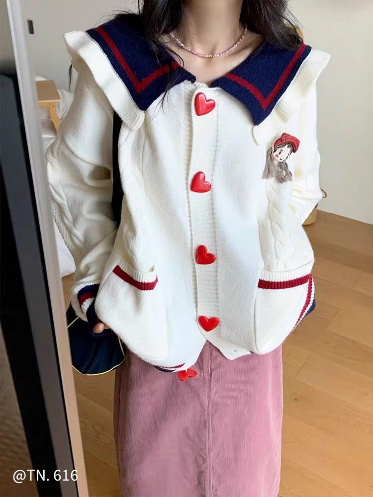 Áo len viền cổ thêu cúc
