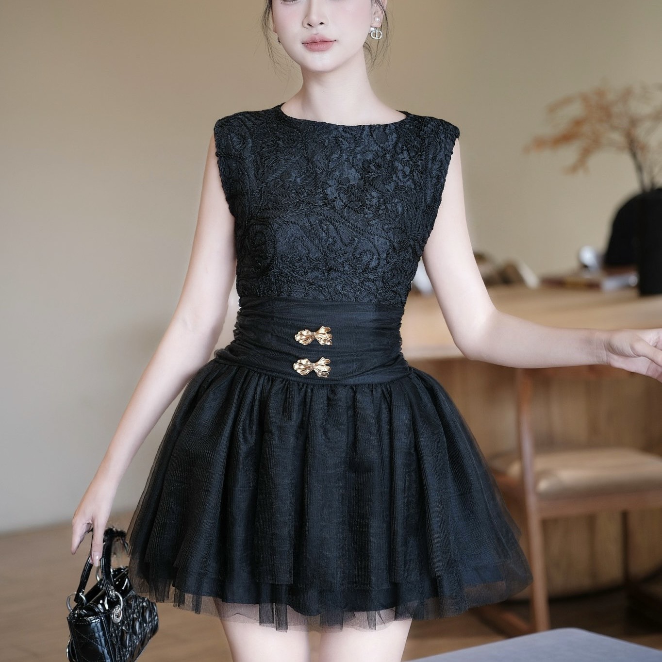 Đầm đi tiệc sát nách cổ tròn dáng ngắn xoè sang chảnh