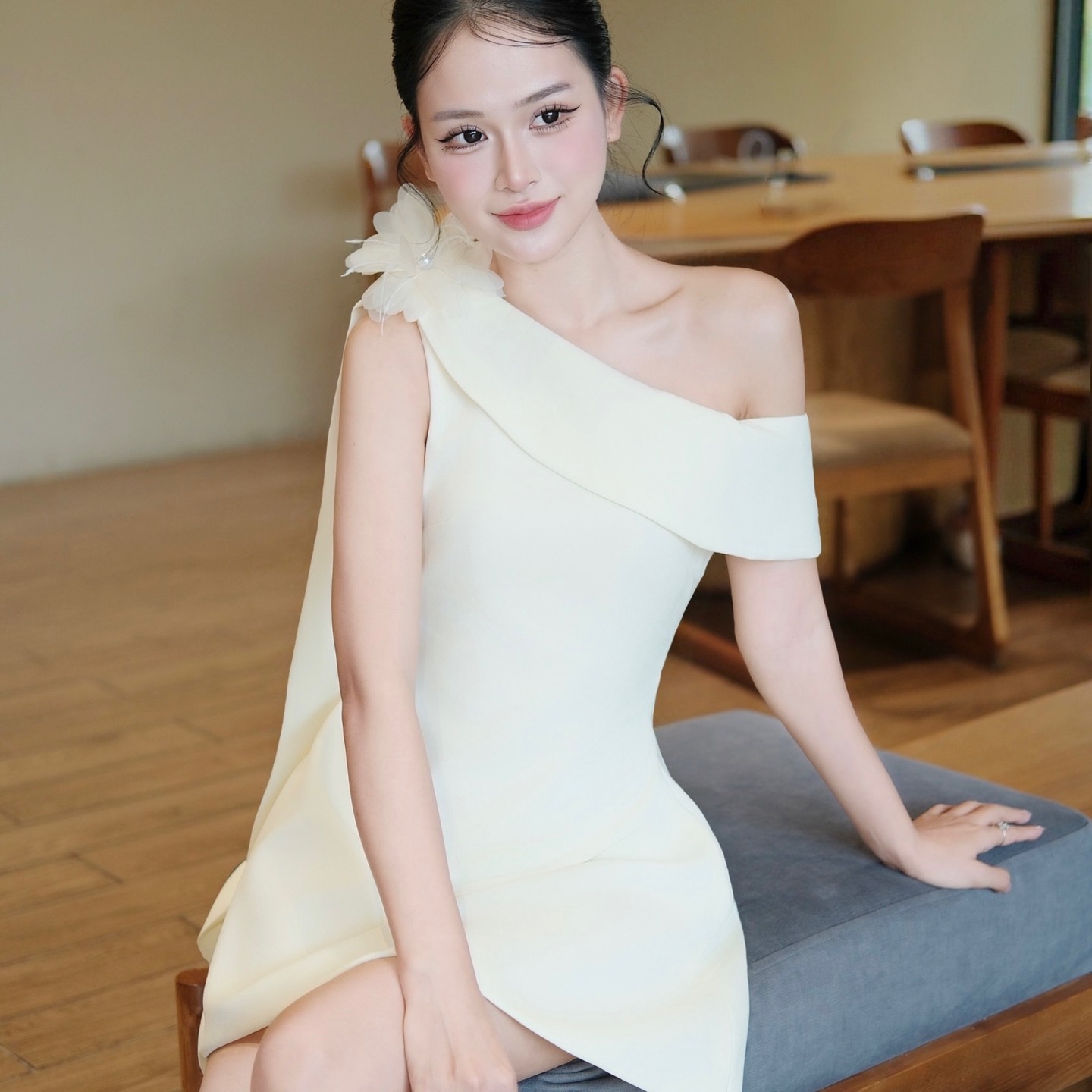 Đầm thiết kế chéo vai trễ vai dáng ngắn chữ A kèm hoa